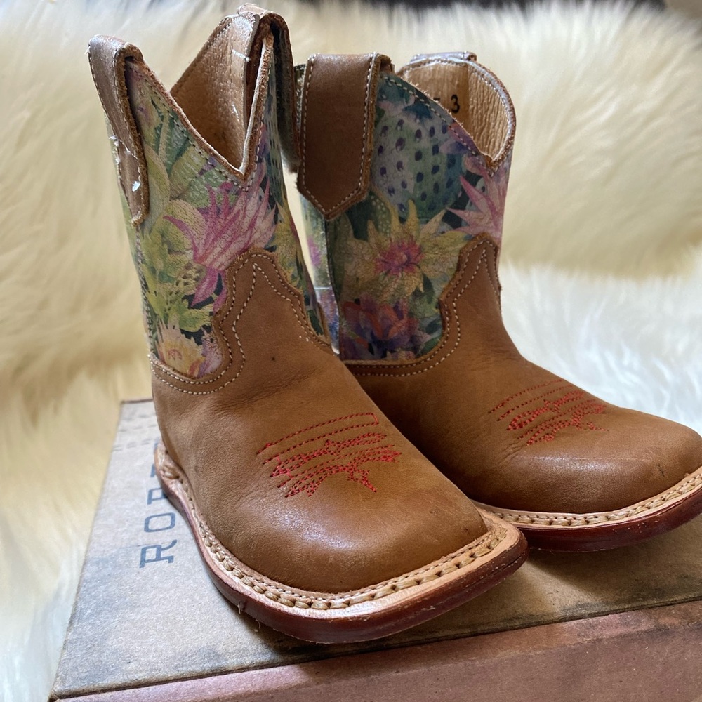 Infant cowgirl boots size 3 they’re in perfect condition